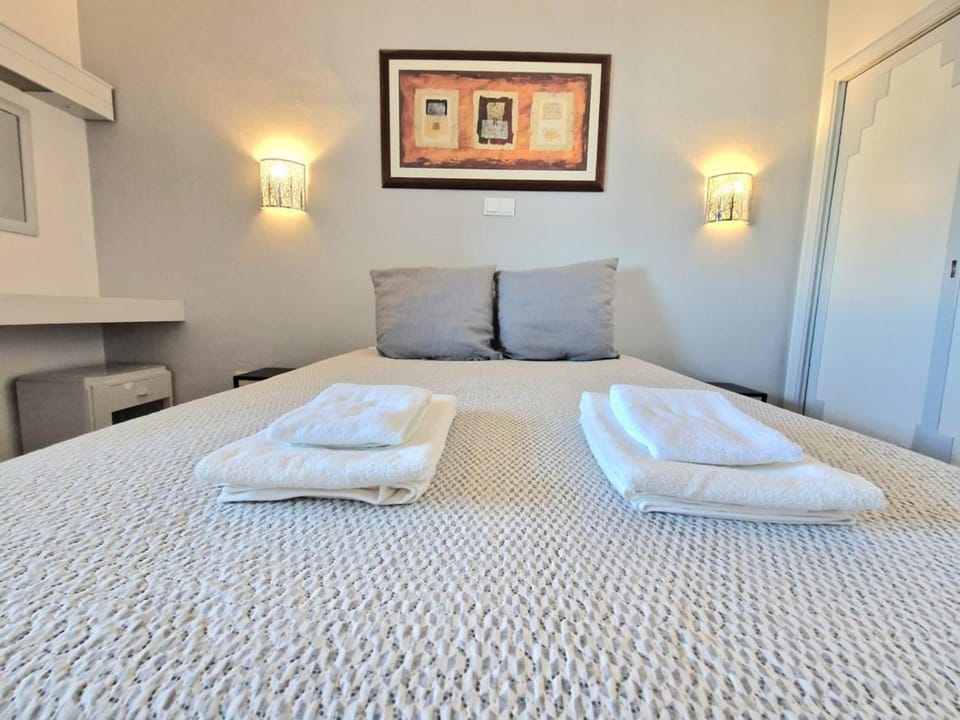 Bed, Bedroom, towels