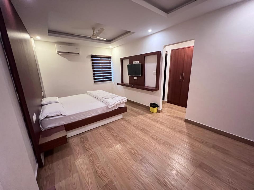 Bed, Photo of the whole room, Bedroom, wardrobe, air conditioner