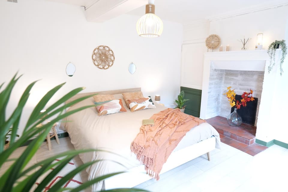Bed, Photo of the whole room, Bedroom