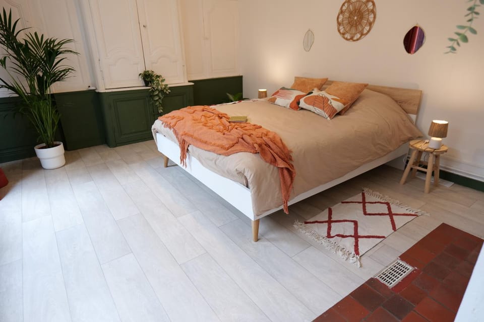 Photo of the whole room, Bedroom