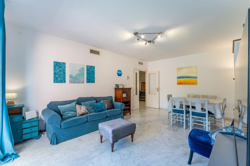 TV and multimedia, Living room, Seating area, Dining area, air conditioner