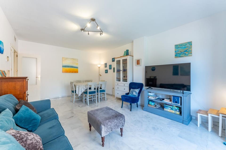 TV and multimedia, Living room, Seating area, Dining area, air conditioner