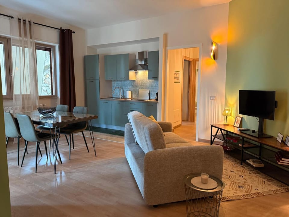 TV and multimedia, Kitchen or kitchenette, Living room, Seating area, Dining area