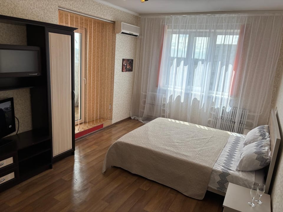 Bed, TV and multimedia, Photo of the whole room, Bedroom