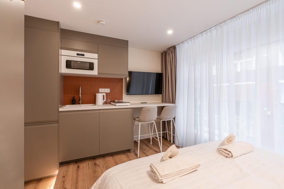 TV and multimedia, Kitchen or kitchenette, Photo of the whole room, Dining area, Family, microwave, stove