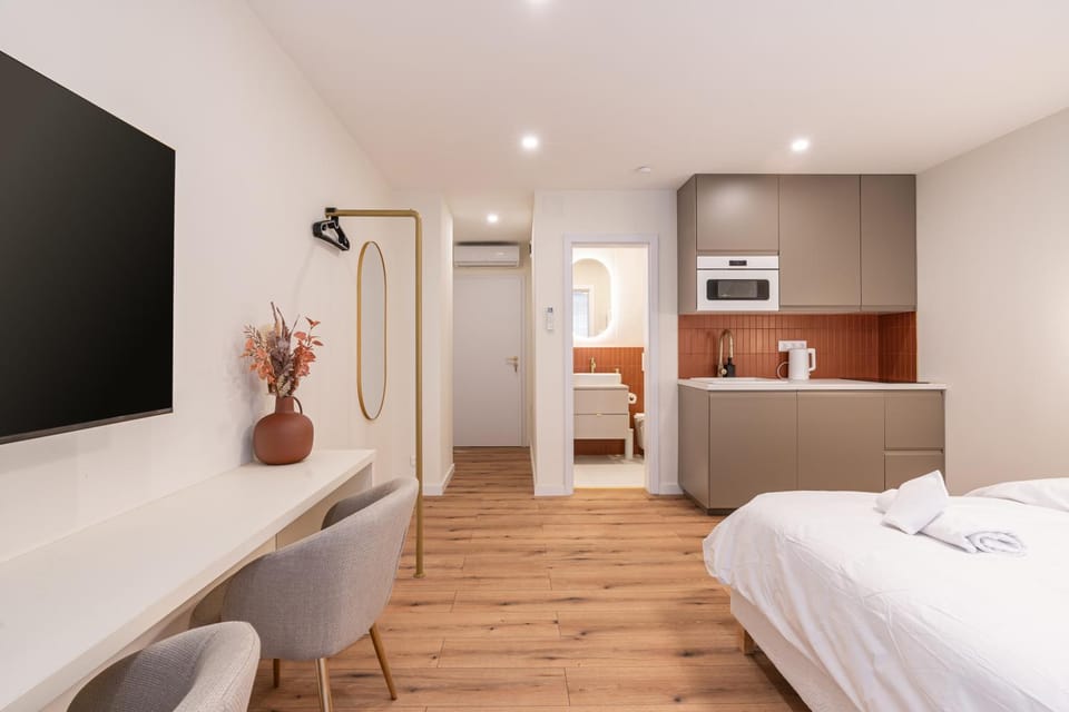 Bed, TV and multimedia, Kitchen or kitchenette, Photo of the whole room, Seating area