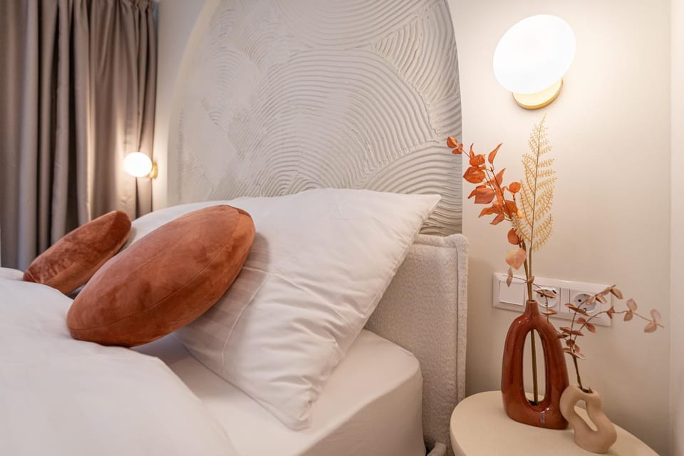 Bed, Photo of the whole room, Decorative detail, Bedroom, Family