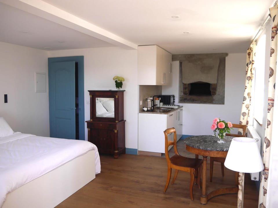 Kitchen or kitchenette, Living room, Dining area
