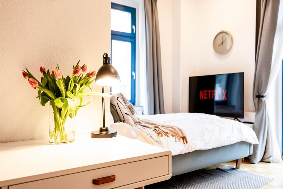 Bed, TV and multimedia, Photo of the whole room, Bedroom