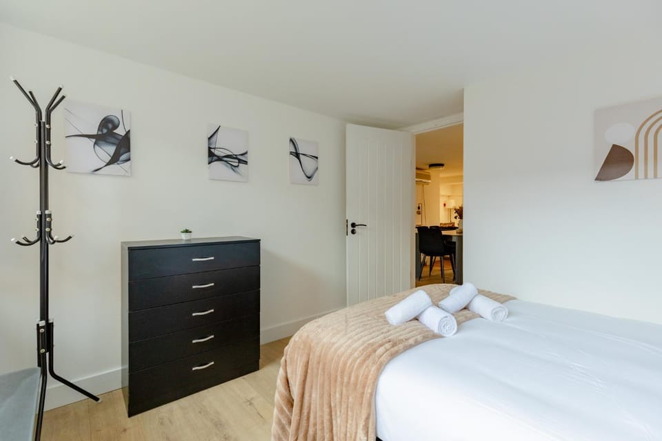 Beautifully Refurbished 4BD Flat by King's Cross Apartment in London Borough of Islington