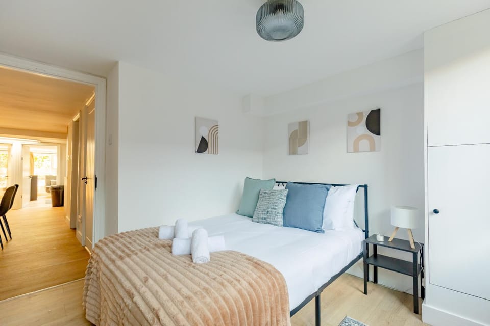 Beautifully Refurbished 4BD Flat by King's Cross Apartment in London Borough of Islington