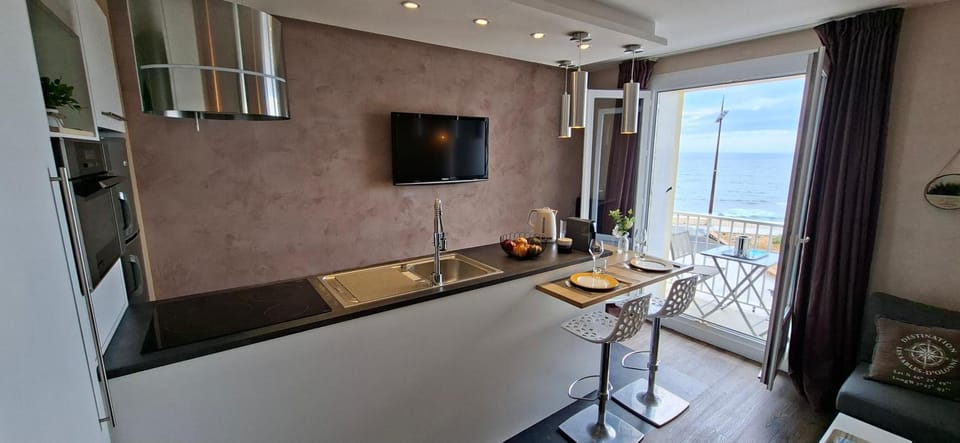 Kitchen or kitchenette, Dining area, Sea view
