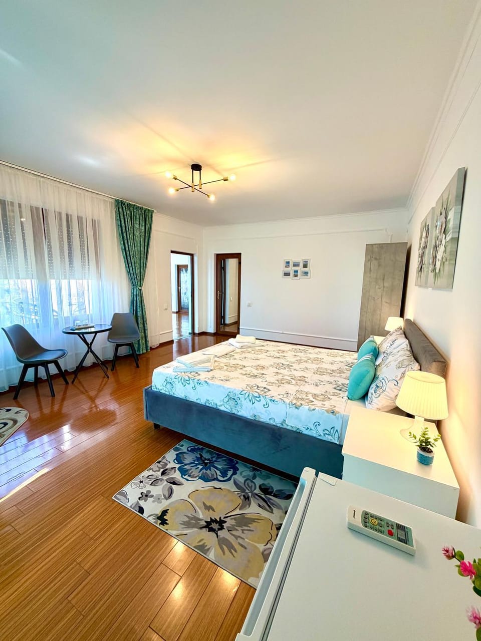 Bed, Photo of the whole room, Seating area, Bedroom