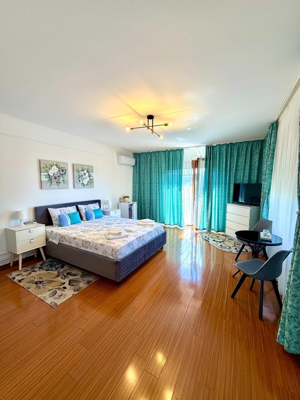 Bed, TV and multimedia, Living room, Photo of the whole room, Seating area, Bedroom