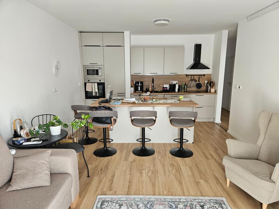 Coffee/tea facilities, Kitchen or kitchenette, Food and drinks, Seating area, Dining area, oven, stove, toaster