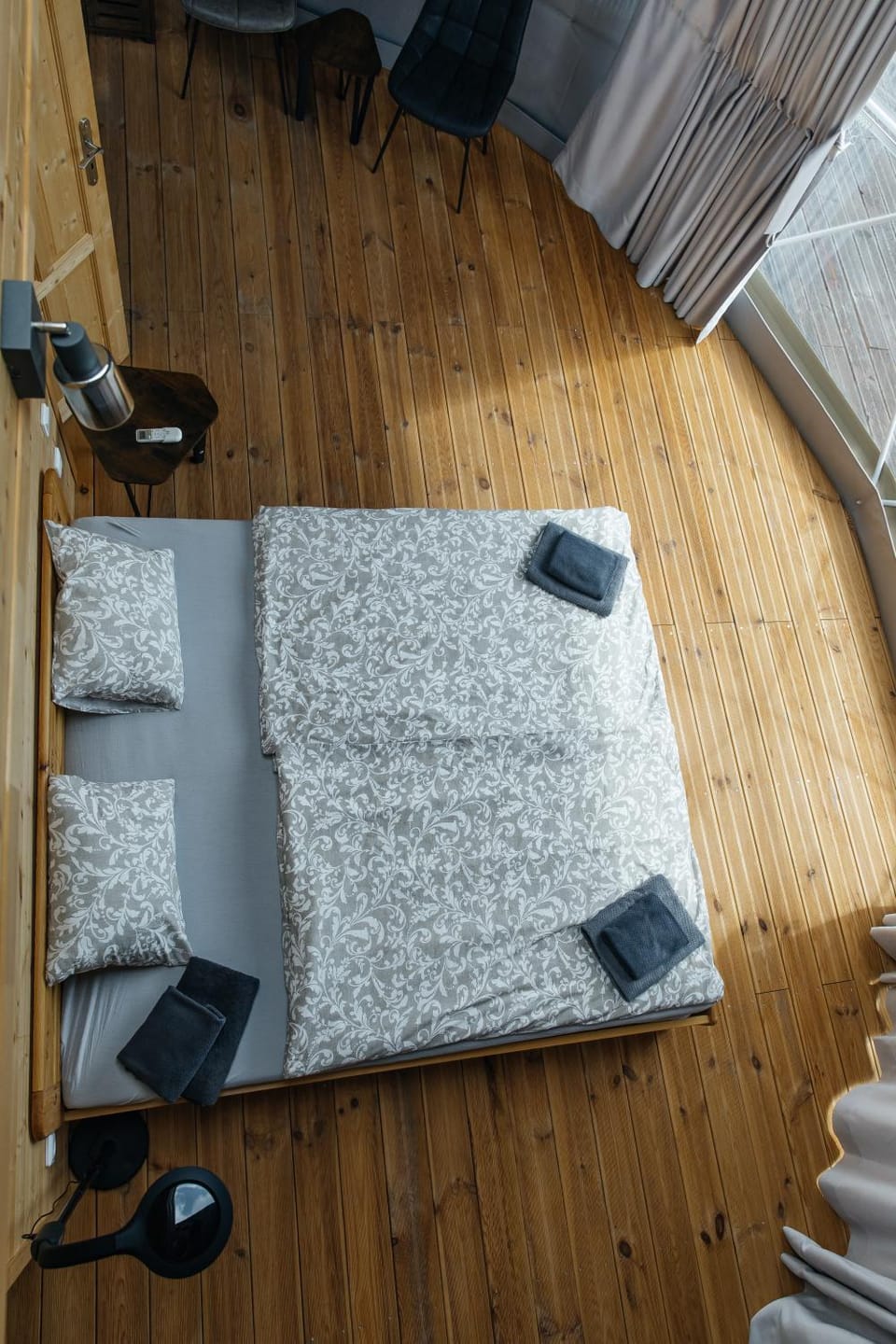 Bed, Photo of the whole room, Seating area, Bedroom