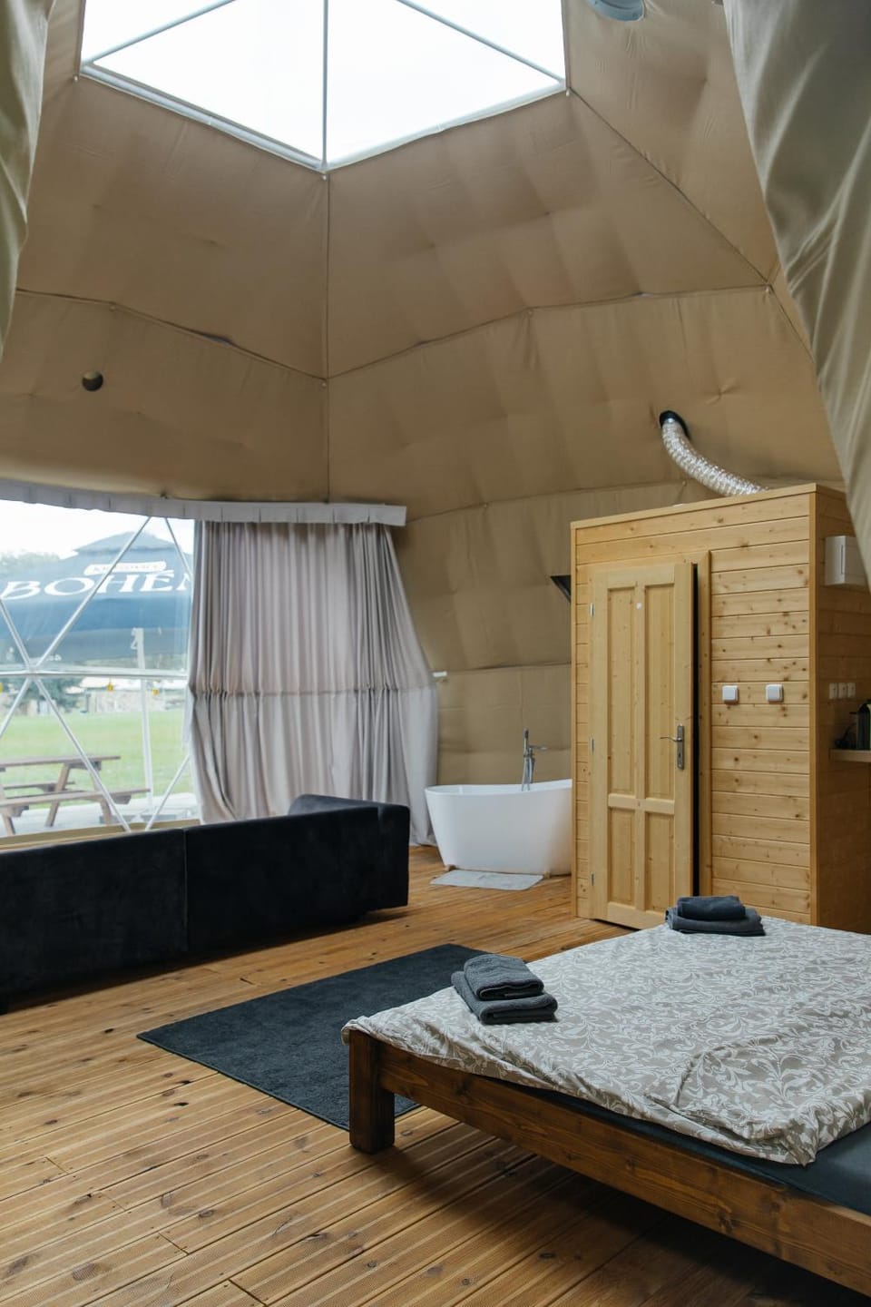 Bed, Living room, Photo of the whole room, Bedroom, Bath