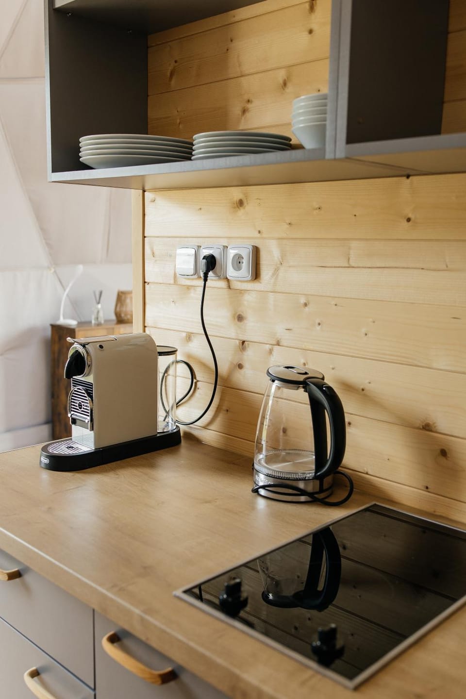 Coffee/tea facilities, Kitchen or kitchenette, stove