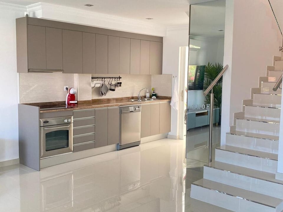 Kitchen or kitchenette, dishwasher, stove