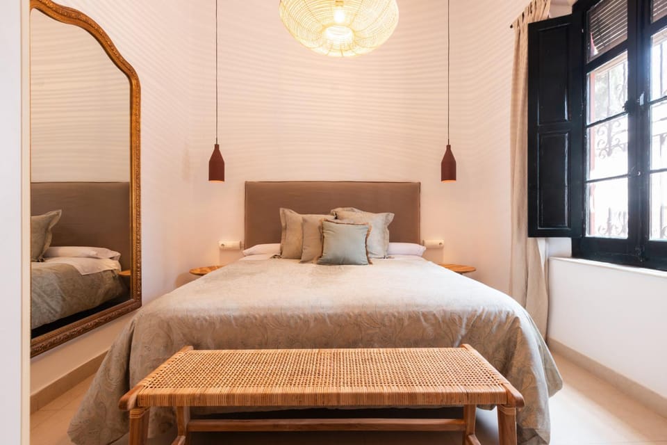 Bed, Bedroom, Street view, Quiet street view, towels, air conditioner