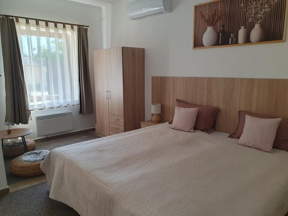Bed, Photo of the whole room, internet, wardrobe, air conditioner