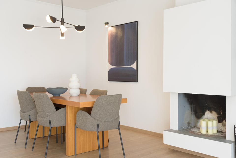 Living room, Seating area, Dining area, fireplace