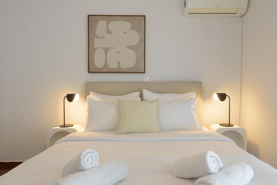 Bed, Bedroom, towels, air conditioner