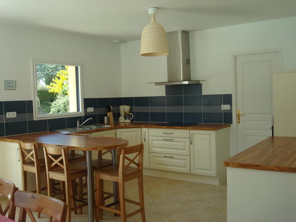 Kitchen or kitchenette, Dining area, stove