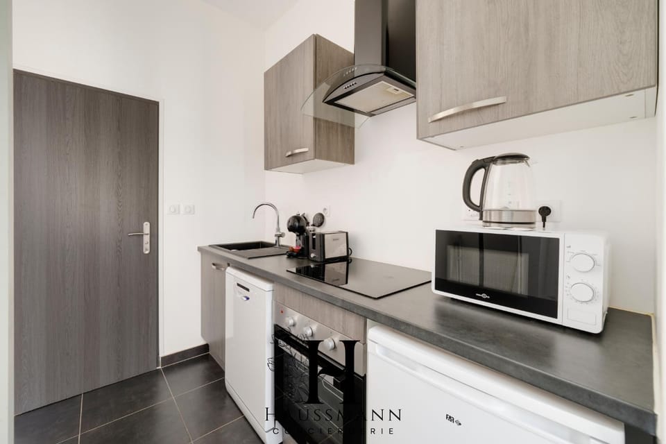 Coffee/tea facilities, Kitchen or kitchenette, dishwasher, oven, stove, toaster