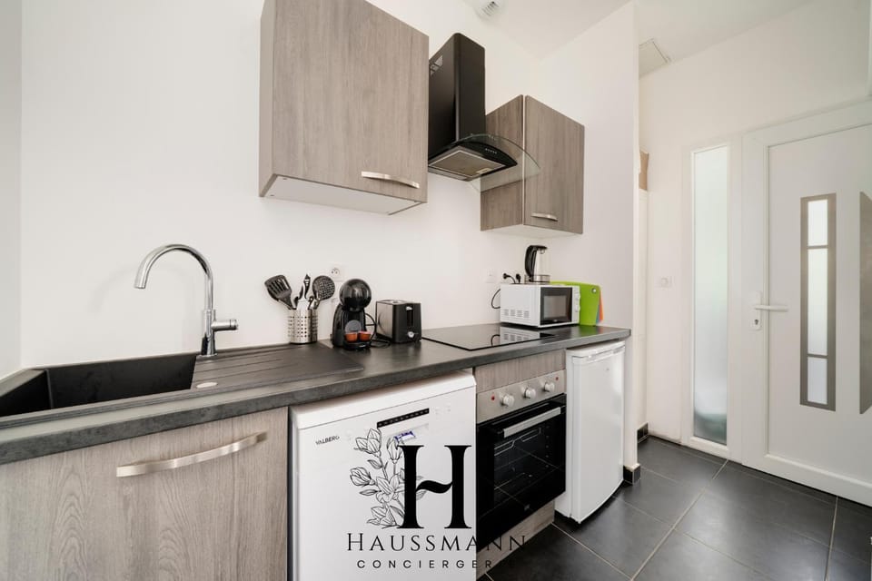 Coffee/tea facilities, Kitchen or kitchenette, dishwasher, minibar, oven, stove, toaster