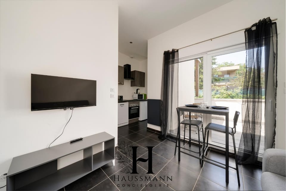 Communal lounge/ TV room, TV and multimedia, Kitchen or kitchenette, Dining area