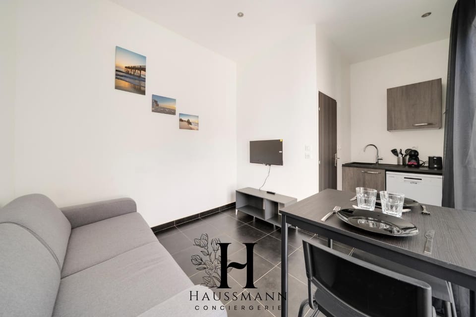 Communal lounge/ TV room, TV and multimedia, Kitchen or kitchenette, Living room, Seating area, Dining area