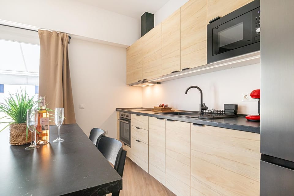 Kitchen or kitchenette, Dining area