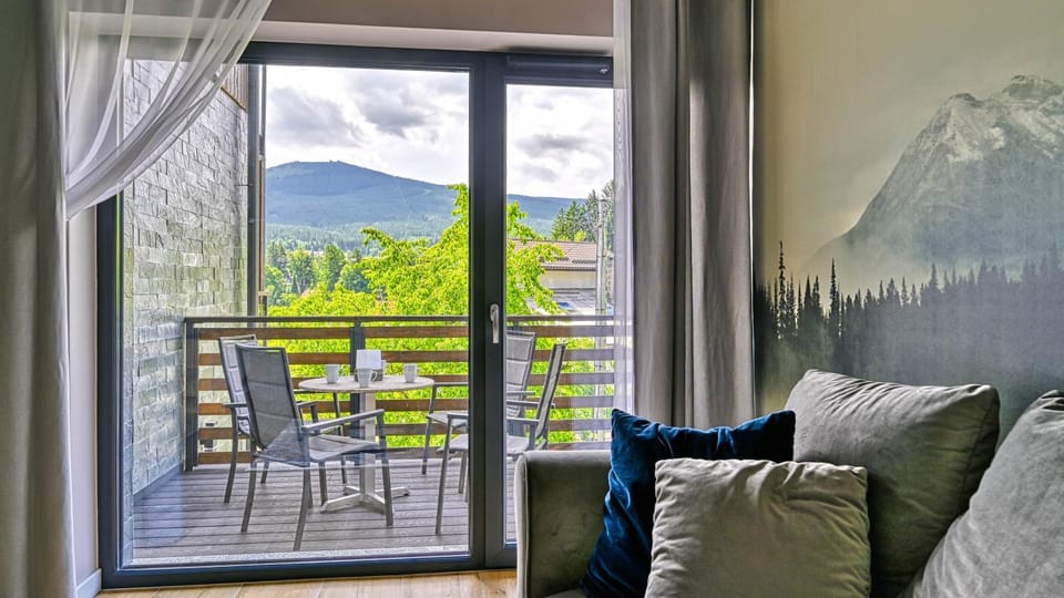 Balcony/Terrace, Living room, Seating area, Mountain view