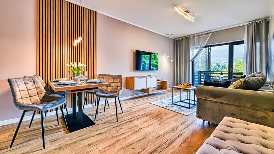 TV and multimedia, Living room, Seating area, Dining area