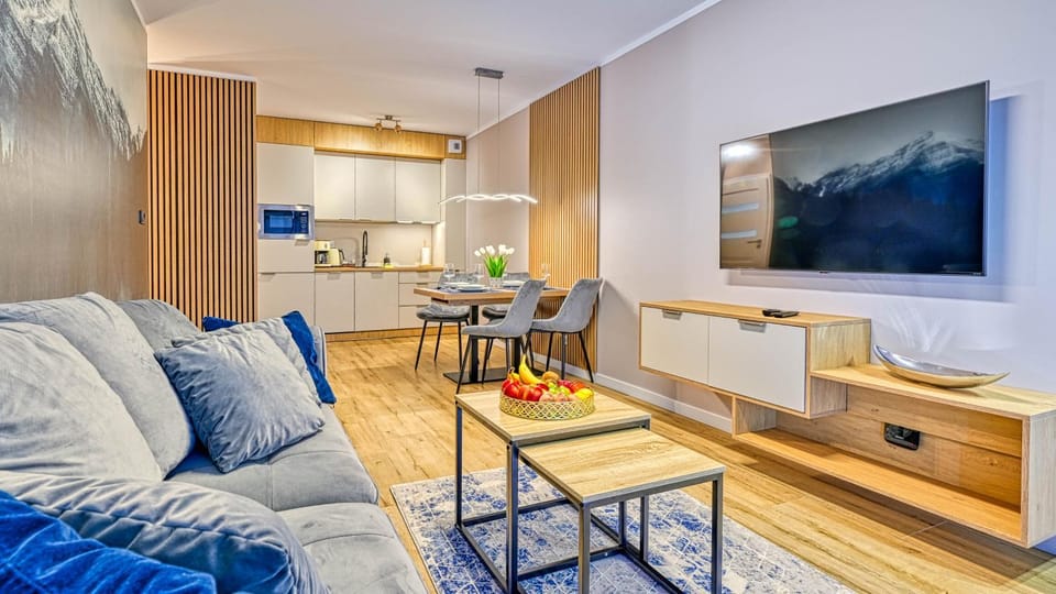 TV and multimedia, Kitchen or kitchenette, Living room, Seating area, Dining area