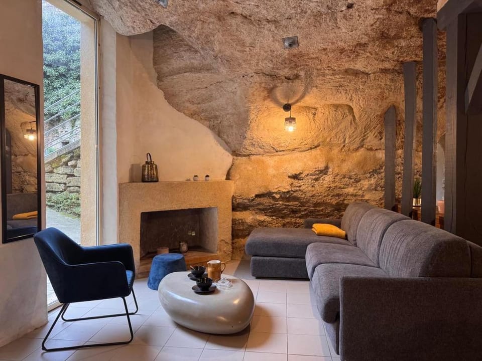 Evasion Troglodyte insolite spa et nature House in Pays de la Loire