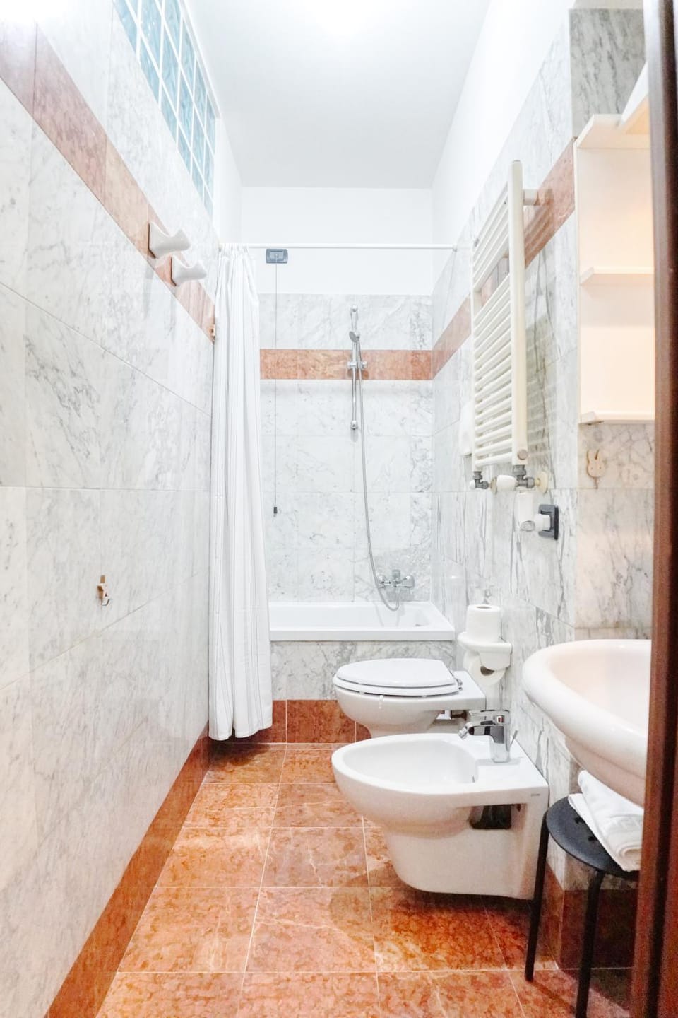 Shower, Toilet, Bathroom, Bath, bidet, towels