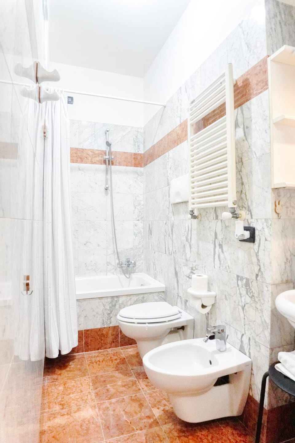 Shower, Toilet, Bathroom, Bath, bidet, towels