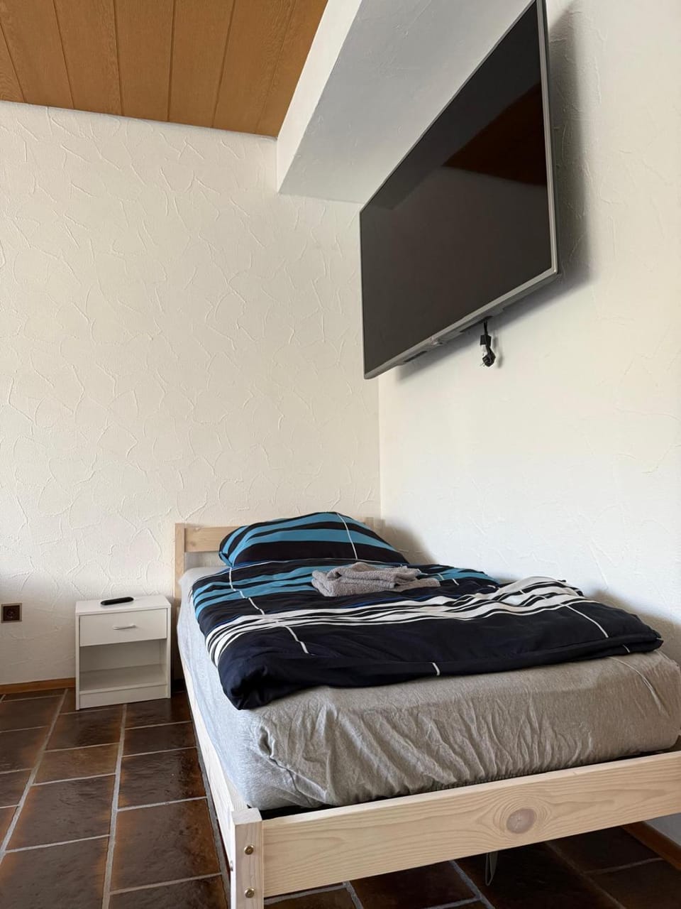 Bed, TV and multimedia, Photo of the whole room, Bedroom