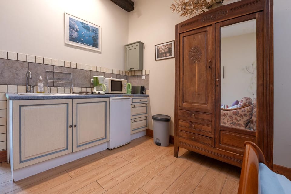 Kitchen or kitchenette, Living room