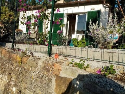 giardino magico recintato Apartment in Imperia