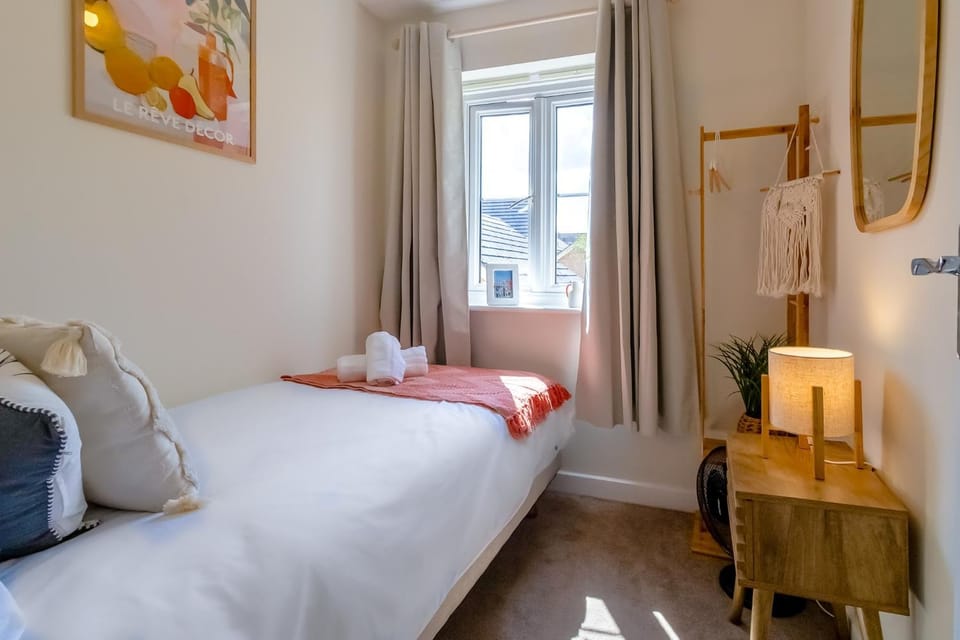 Modern & comfy 4 bedrooms Corby house free parking House in Corby