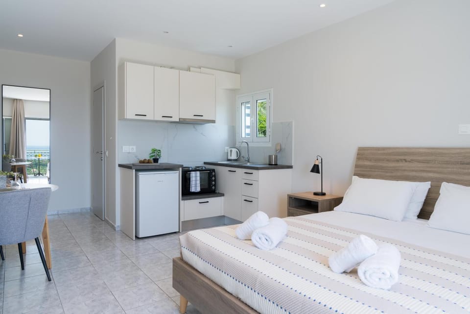 Kitchen or kitchenette, Photo of the whole room, Dining area, Bedroom, stove, towels