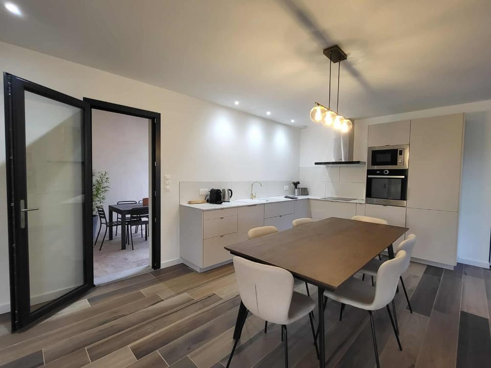 Kitchen or kitchenette, Dining area, oven, stove