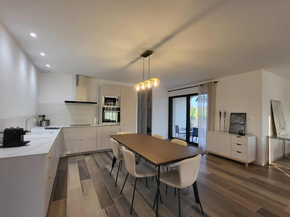 Kitchen or kitchenette, Dining area, oven, stove, toaster