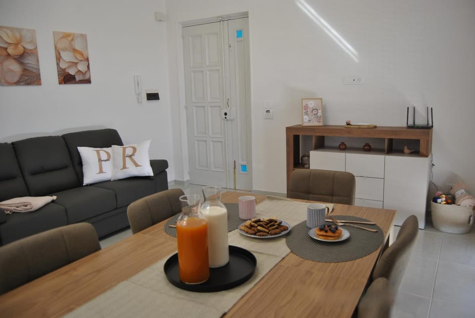 Living room, Food and drinks, Dining area, Breakfast