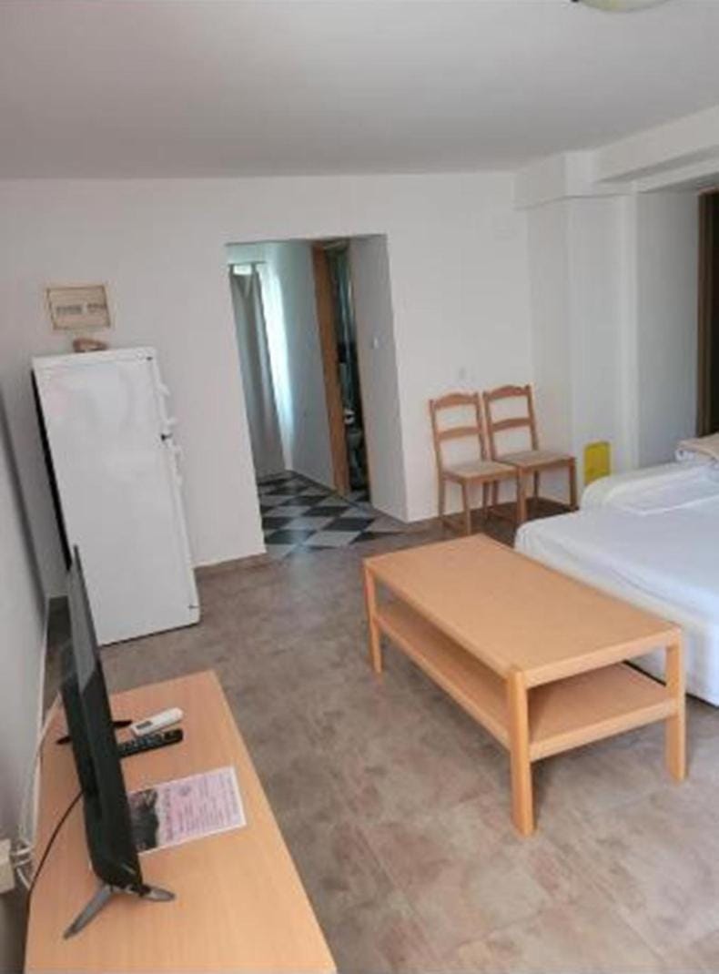 Bed, TV and multimedia, Bedroom