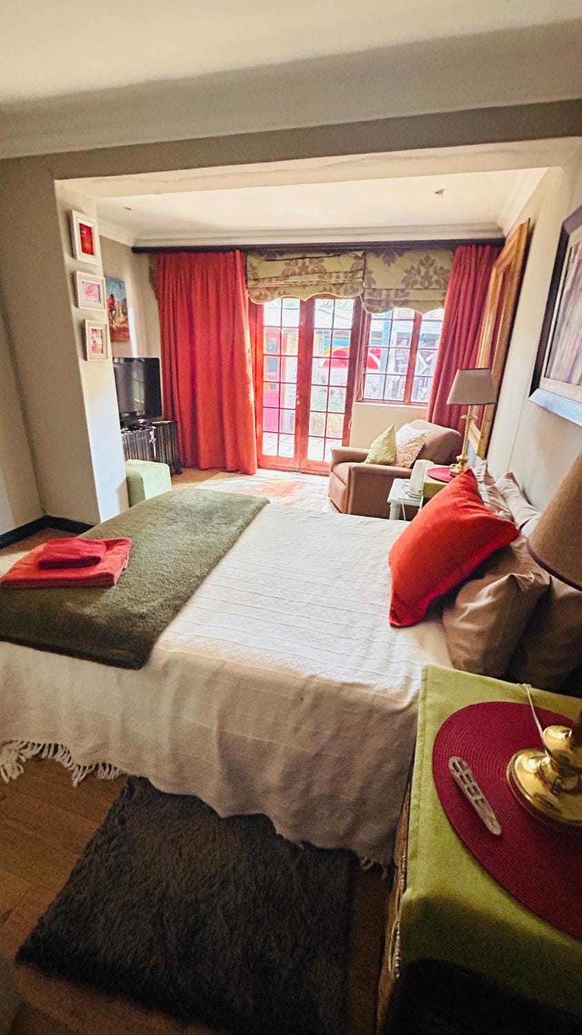 Artzy's Guest bedroom 1km to Olivedale Clinic Bed and Breakfast in Randburg
