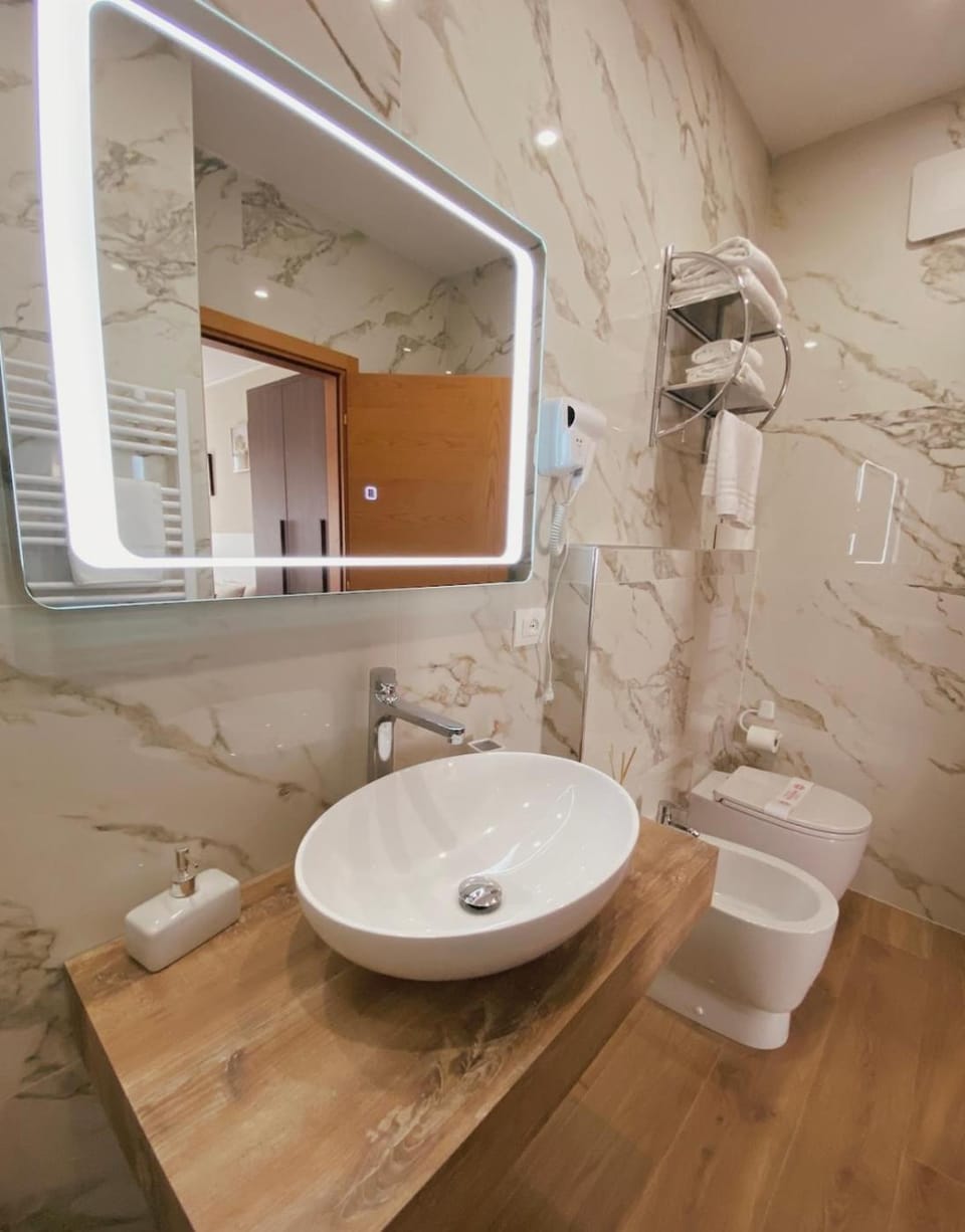 Shower, Toilet, Bathroom, towels